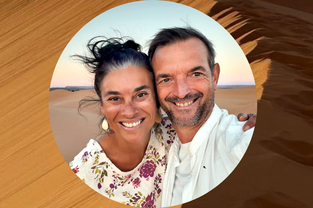 Sounds of the Sahara Frau im Schneidersitz mit Rosenquartz Kugel vor dem Bauch. Gebärmuttersegnung nach Miranda Gray