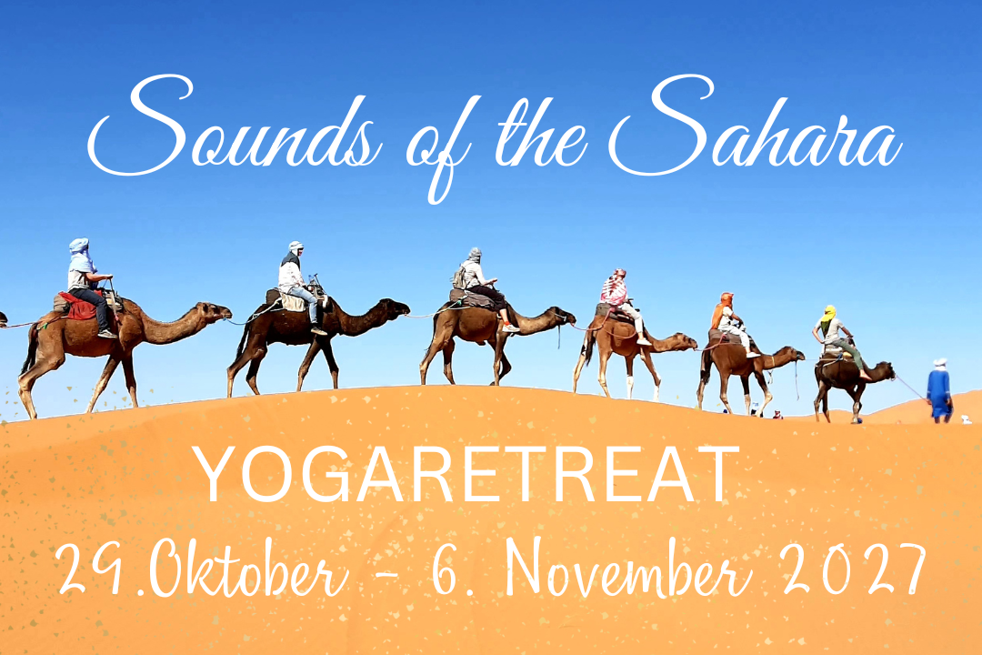 Frau im Schneidersitz mit Rosenquartz Kugel vor dem Bauch. Gebärmuttersegnung nach Miranda Gray